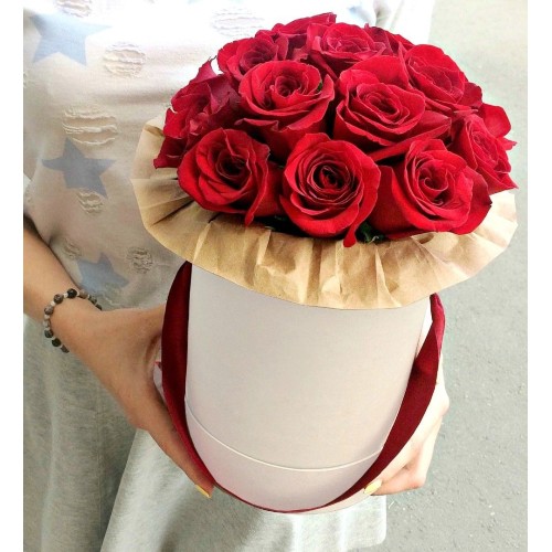 Купить на заказ 11 красных роз в коробке с доставкой в Талгаре