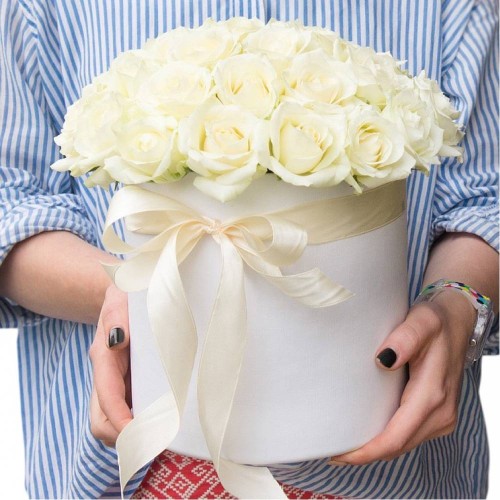 Купить на заказ 25 белых роз в коробке с доставкой в Талгаре